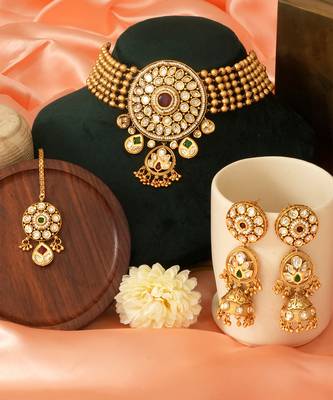 Royal gold plated kundan bridal choker set with maang tikka 2