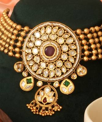 Royal gold plated kundan bridal choker set with maang tikka 3