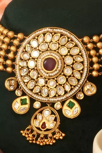 Royal gold plated kundan bridal choker set with maang tikka