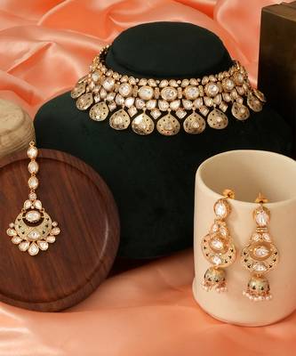 Gold plated regal kundan bridal choker set with maang tikka 2