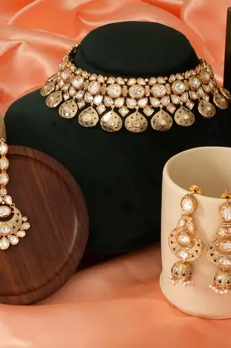 Gold plated regal kundan bridal choker set with maang tikka