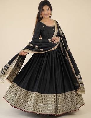 Black embroidered long flared anarkali kurta set with pant and dupatta 1