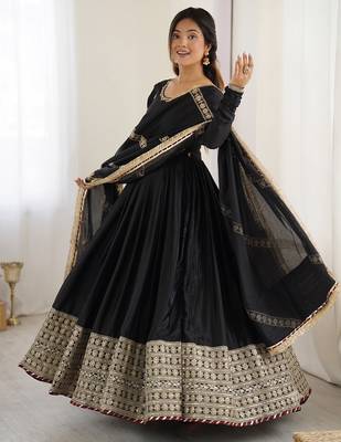 Black embroidered long flared anarkali kurta set with pant and dupatta 2