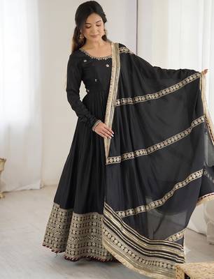 Black embroidered long flared anarkali kurta set with pant and dupatta 3