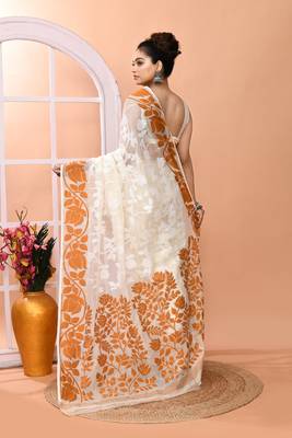 Off white festive wear cotton silk bronze border pallu jamdani saree with running blouse 5