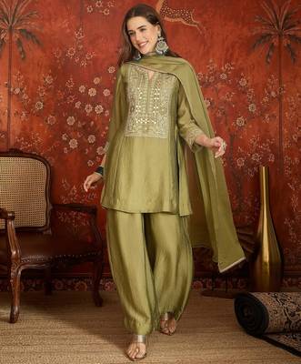 Women green pure silk embroidered kurta set 1