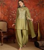 Women green pure silk embroidered kurta set