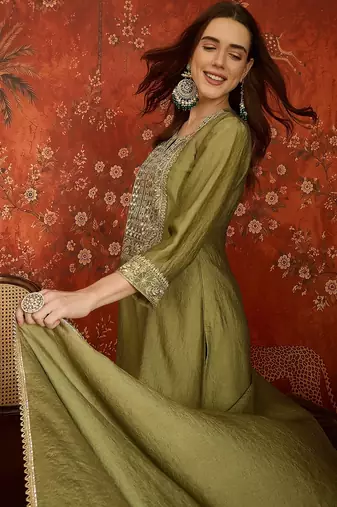 Women green pure silk embroidered kurta set