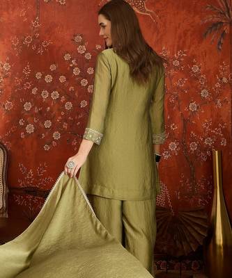 Women green pure silk embroidered kurta set 3