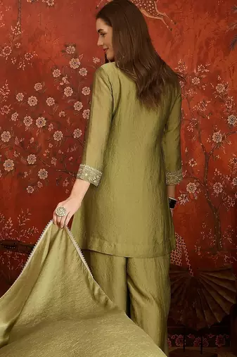 Women green pure silk embroidered kurta set