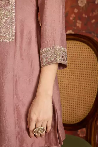 Women mauve pure silk embroidered kurta set