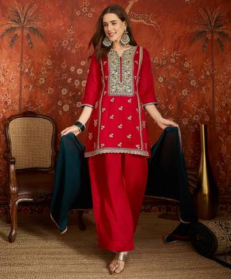 Women fuchsia vichitra silk embroidered kurta set 1