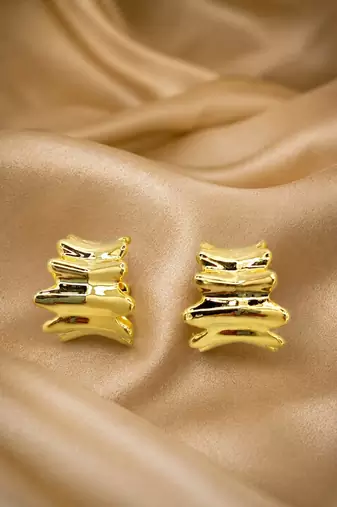 Anti tarnish wavy textured stud earrings