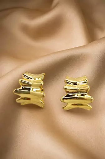 Anti tarnish wavy textured stud earrings