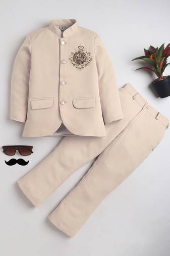 Boys cream lycra floral embroidered bandhgala blazer & trouser set with metal crest
