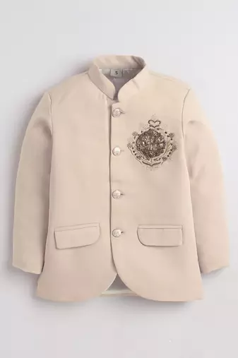 Boys cream lycra floral embroidered bandhgala blazer & trouser set with metal crest