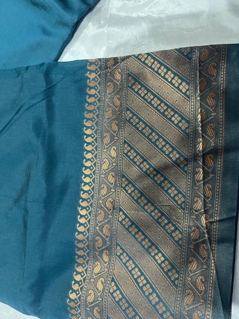 morpich silk blend banarasi saree with unstitched blouse piece