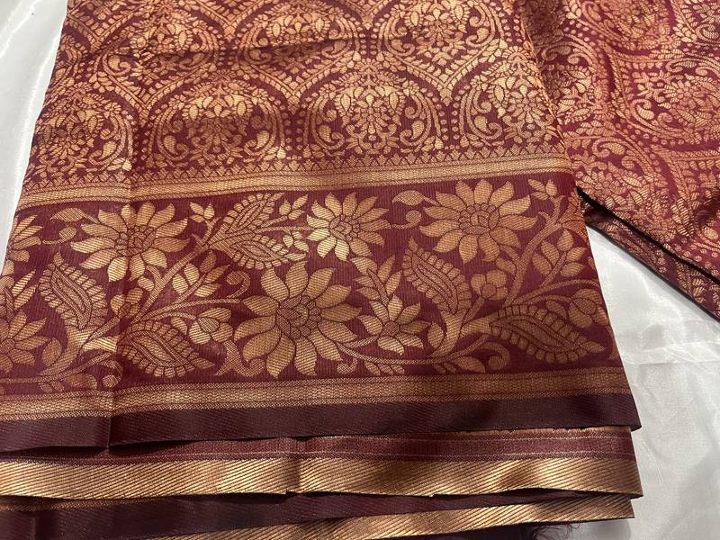 maroon silk blend banarasi saree with unstitched blouse piece