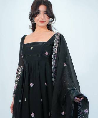 Black satin embroidered kurta set 3