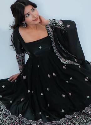 Black satin embroidered kurta set 5