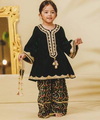 Green embroidered velvet kurti set 1