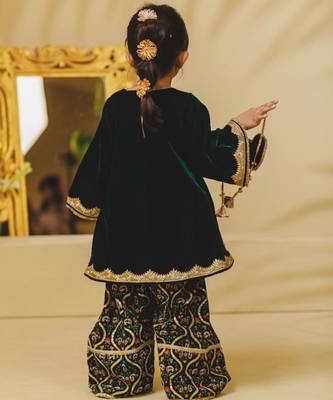 Green embroidered velvet kurti set 2