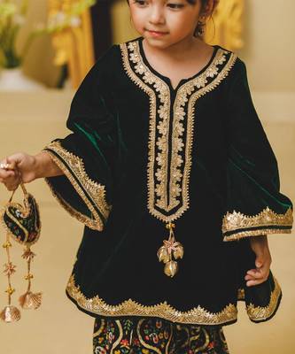 Green embroidered velvet kurti set 3