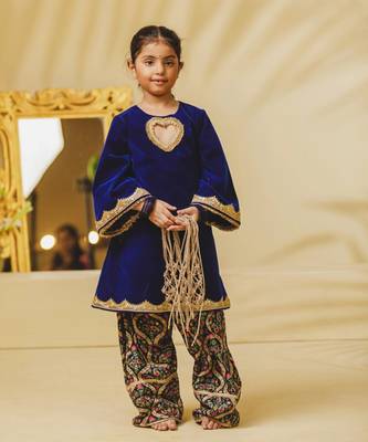 Blue embroidered velvet kurti set 2