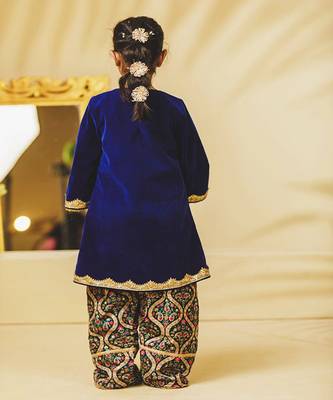 Blue embroidered velvet kurti set 3