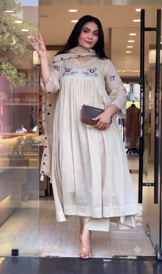 Women’s beige floral embroidered flared anarkali kurta with pant and cut-work scalloped dupatta set 3
