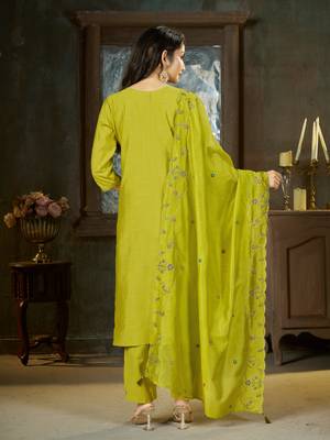Green floral embroidered silk kurti pent dupatta set for women 2