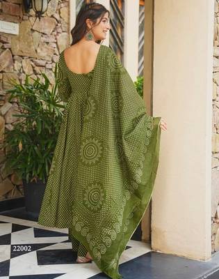 Green digital printed cotton kurta plazzo dupatta set for women 2