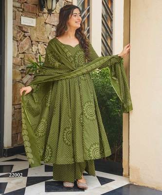 Green digital printed cotton kurta plazzo dupatta set for women 3