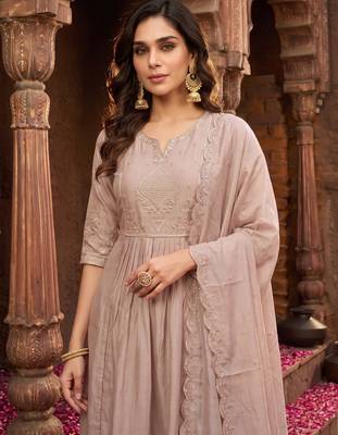 Cream silk blend embroidered kurta pant set with chanderi cotton dupatta 2