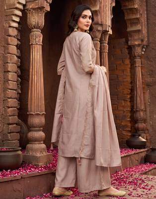 Cream silk blend embroidered kurta pant set with chanderi cotton dupatta 3