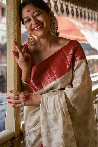 Off white red silk blend jacuard work festival saree with unstitched blouse piece