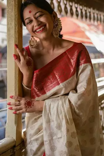 Off white red silk blend jacuard work festival saree with unstitched blouse piece