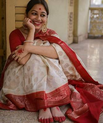 Off white red silk blend jacuard work festival saree with unstitched blouse piece 4