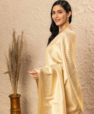 Off white silk blend jacuard work festival saree with unstitched blouse piece 4
