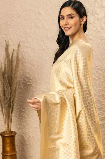 Off white silk blend jacuard work festival saree with unstitched blouse piece