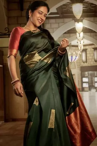 Green red silk blend jacuard work festival saree with unstitched blouse piece