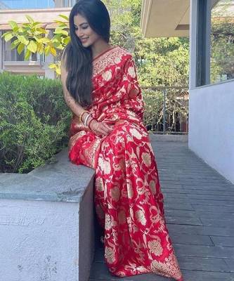 Red  silk blend jacuard work festival saree with unstitched blouse piece 3