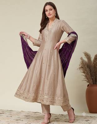 Women beige embroidered v-neck a-line kurta pant set with contrast wine dupatta 3