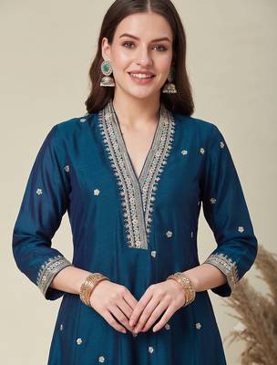 Women teal embroidered v-neck a-line kurta pant set with contrast teal dupatta 2