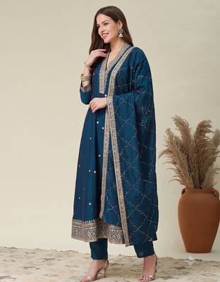 Women teal embroidered v-neck a-line kurta pant set with contrast teal dupatta 3