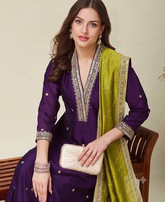 Women wine purple embroidered v-neck a-line kurta pant set with contrast green dupatta 2