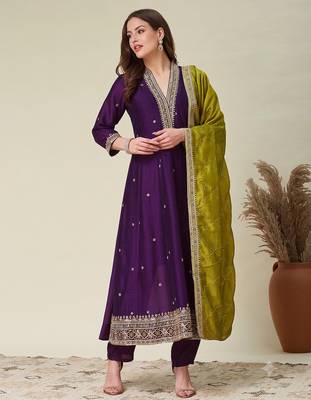 Women wine purple embroidered v-neck a-line kurta pant set with contrast green dupatta 3