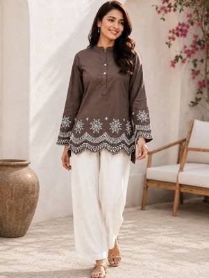 Women ethnic motifs embroidered thread work kurta 3