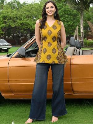 Women ethnic motifs printed indie prints kurta 4