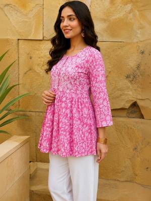 Women floral printed floral kurta 3